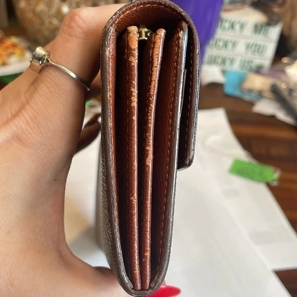 Louis Vuitton, Sarah Monogram Wallet with COA and unbranded dust bag.